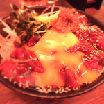 馬の串ん - 卵黄を割ってさらに美味しそうになったユッケ丼