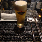 Kankoku Ryouri Gun - ハイネケン生ビールは泡にもこだわりを持つ入れ方