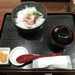 和食屋 - ねぎとろしらす丼（お新香・味噌汁付）
