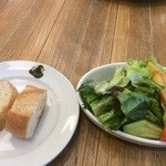 BUZZ 梅田 - ランチセットのパンとサラダ、ポテトフライ