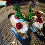 タマヤ - 牡蛎のサワークリーム、ベリー、キャビア