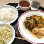 Js cafe - ジェイズカフェ（食堂）に潜入。
                        閉店ギリギリに入り、大使館セットなるものをいただく。
                        サモア独立国の、大使館お墨付きのセット。
                        サモア食は抵抗ない感じ。いけるね。