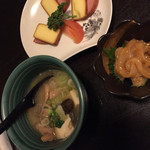 Tachibana - おつまみ…スモークチーズとハム、塩辛、モツ煮込み