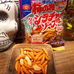 Gatito - タイの「シラチャーソース」を使った、亀田の柿の種。ピリリとして旨味濃く、これは美味しい！