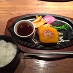 黒毛和牛100％デミグラスチーズハンバーグセット