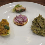 シチリア屋 - 前菜盛合せ：蛸のインサラータ、ブロッコリー・アフォガーティ、雲丹のブルスケッタ、レモンのサラダ2