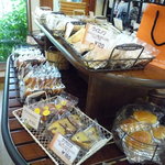 ロアール - ショーケースの向かいには焼き菓子のコーナーがあります☆