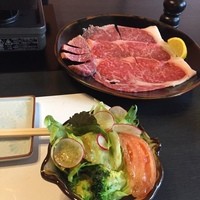 大井 - 焼き肉ランチの焼く前とサラダ
                