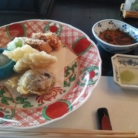 日本料理 花菊 - 御油物　白魚湯葉巻き新挽き揚げ　金目鯛あられ揚げ　椎茸　れんこん　獅子唐　柚子胡椒卸　煎出汁　