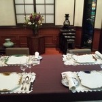 横濱元町 霧笛楼 - 2階の個室のテーブルセッティング
