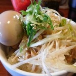 三十七代目 哲麺 小作店 - 丼ぶりは味玉、ネギの二種切り、チャーシュー細角切りを乗せている。