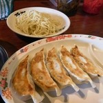 三十七代目 哲麺 小作店 - 餃子（手前）が焼きあがると同時に替玉（奥）も完成。