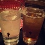 カラオケルーム10 - 飲み放題…ライチサワー(左)とライチウーロン