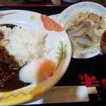 大衆食堂 半田屋 - 黒チキンカレーに温玉