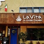 Ｌａ Ｖｉｔａ - イタリア料理『ＬａＶｉｔａ』さんの店舗外観！イタリアの国旗と青い扉が目印～♪(^o^)丿