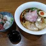 寿製麺 よしかわ - 中華そばと海鮮丼。