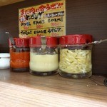 「祖師谷商店」卓上の薬味類