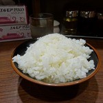 横浜家系ラーメン 祖師谷商店 - 「祖師谷商店」終日無料お代わり自由のライス。大盛りで注文しました！