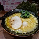 横浜家系ラーメン 祖師谷商店 - 「祖師谷商店」デフォルトラーメン680円(税込み)