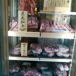 牛カツ京都勝牛 - 肉ディスプレイ