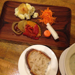 三鷹バル - 定食1皿目&パン