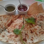 エル ミラソル - ランチ:ほうれん草とチキンのケサディージャ。ナチュラルチーズたっぷり。