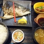 Zauoyasandaimeshiogamaichiba - ワラサのかぶと塩焼(日替焼魚定食)