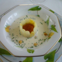 モナリザ 丸の内店 - ウニ入りコンソメのシャルロットとホワイトアスパラガスの冷製スープ