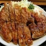 力鶴 - 皿一面を覆う豚ロース肉が圧巻