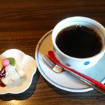 USAGI - 食後のプチケーキとホットコーヒー。