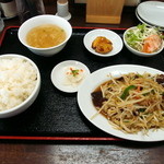 阿佐 - 本日のランチ
      台湾風モヤシ炒め　700円大根の甘酢漬け　千切りキャベツ・トマトサラダ　かき玉スープ　大学芋　（2016年1月）