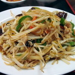 阿佐 - 台湾風モヤシ炒め　
      （モヤシ・ピ−マン・人参・竹の子・豚肉・木耳・唐辛子）（2016年1月）