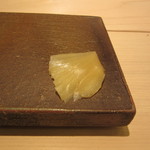 鮨 銀座 おのでら - 包丁でカットしたガリ