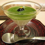 鮨 銀座 おのでら - 抹茶のブラマンジェ　側面写真　下はココナッツミルク　