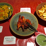 スバカマナ - アニバーサリーバイキングのアチャールとタンドリーチキンとポテト