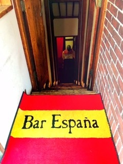 Bar Espana - 細い階段を降りると、中世の鎧の騎士がお出迎え！