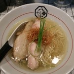 81番 - スープはわかりやすく例えると鰹抜きの和食でいう鮪の潮汁。そこに鶏だしホタテ油でチャーシュー二種と揚げ榎茸がコクを加え味わいをらーめんにしている￥750