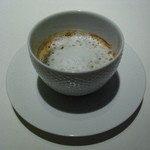 葉山庵Tokyo - フォォアグラの茶碗蒸し　黒トリュフとポルト酒のソース、白トリュフの香るカプチーノを浮かべて
            