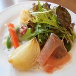 Cafe Cottesloe - ランチ：前菜　地元野菜のサラダ、泉州玉ねぎロースト、マッッシュポテト、生ハム