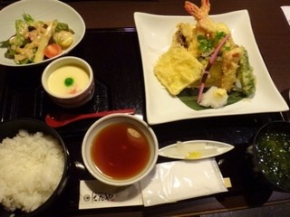 Hakatakaisennitaya - 天ぷら膳（1300円）・・天ぷら・茶碗蒸し・サラダ・ご飯・お味噌汁・香の物のセット。