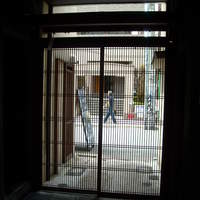 和牛料理 要 - 敷地から外の通りを格子戸越しに見る