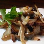 パイプのけむり - 料理写真:自家製ベーコンときのこのソテー