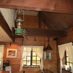 パイプのけむり - 木枠の窓からは戸隠の四季の移ろいを楽しめます