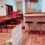 YAKITORI kitchen magari - ウッド調のカフェ風な店内。女性も利用しやすいです。