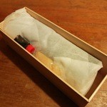 Hirano - 太巻　木箱を開けると保湿の為に紙に巻かれています