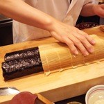 鮨処 平野 - 太巻　大将が形を整えて