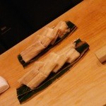 鮨処 平野 - 熊笹を敷いて焼き上げた穴子
