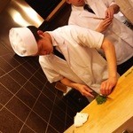 鮨処 平野 - 梅しそ手巻き用のしそを刻んでます