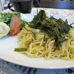 カフェ　みつばち - 荒川製麺の蒸し麺とタラコを和えてます