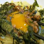 カフェ　みつばち - 卵黄を崩して納豆に混ぜちゃう